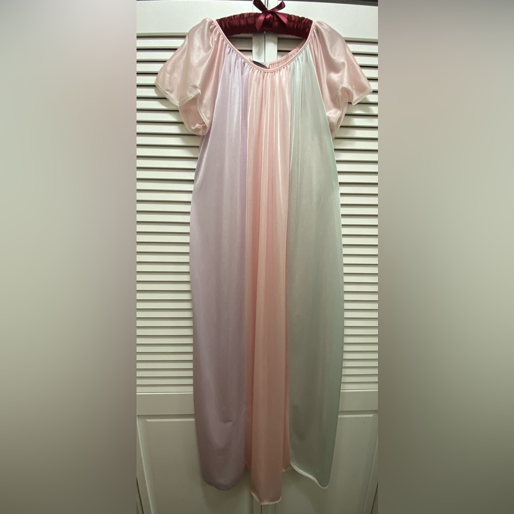 ❌SOLD❌Vintage Lady Camille pastel 70s nightgown